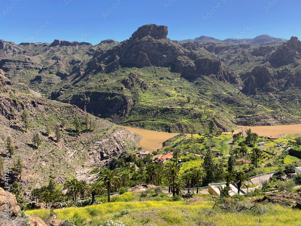 Senderos por las montañas de las islas canarias. 