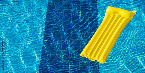 Foto Air Mattress On The Water In The Pool