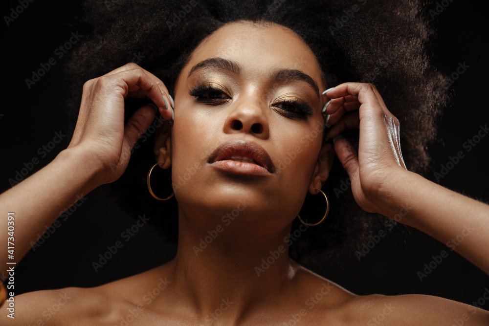 Obraz premium African american shirtless woman posing and looking at camera
