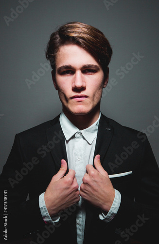 retrato de empresario joven serio y poderoso