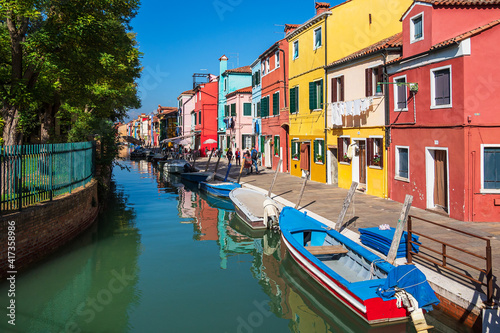 Bunte Geb  ude auf der Insel Burano bei Venedig  Italien