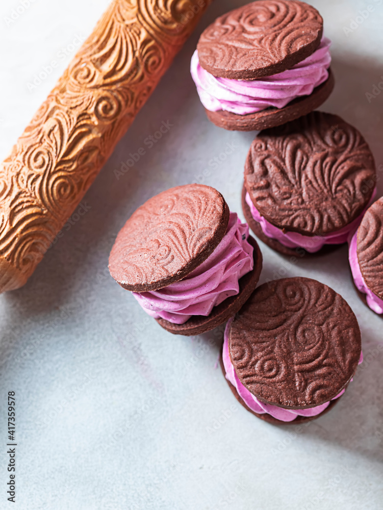 Marshmallow sandwich. Chocolate cookies, berry marshmallows, zefir. Marshmallow sandwich. Chocolate cookies, berry marshmallows, zefir.