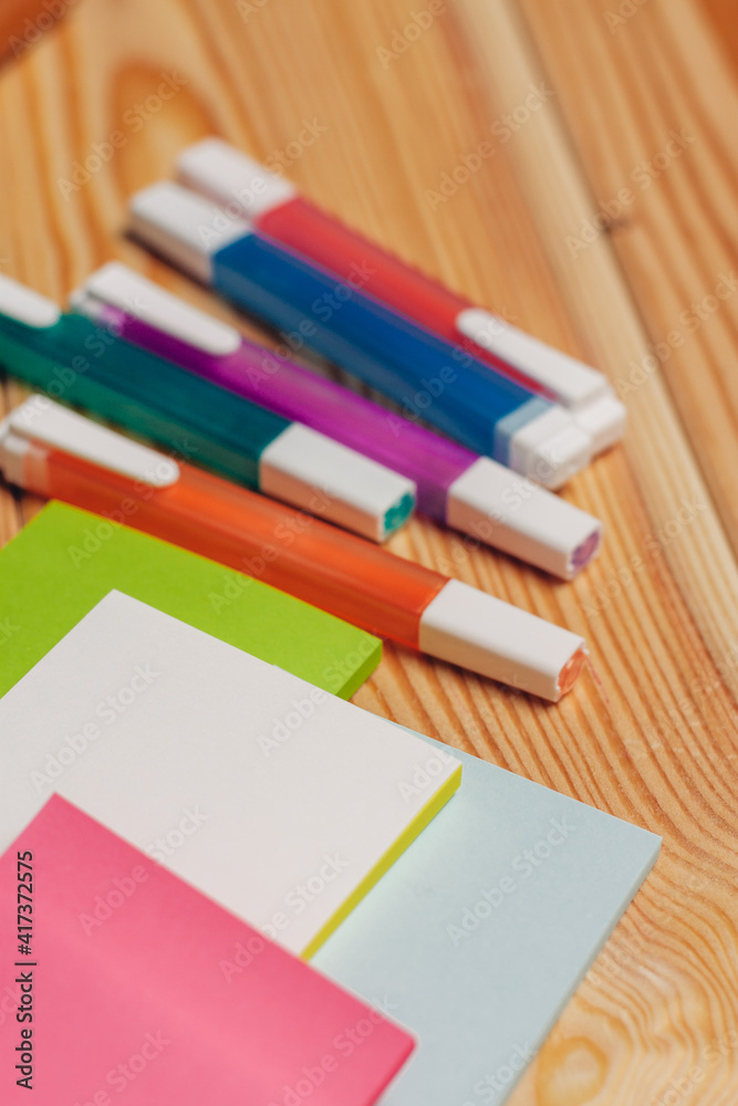 Obraz premium multicolored markers paper office school items wooden table