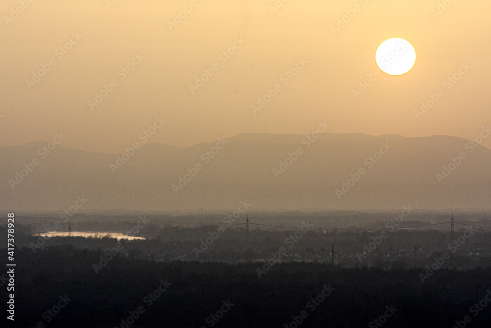 Sonnenuntergang im Rheintal mit Saharastaub Sonnenuntergang im Rheintal mit Saharastaub