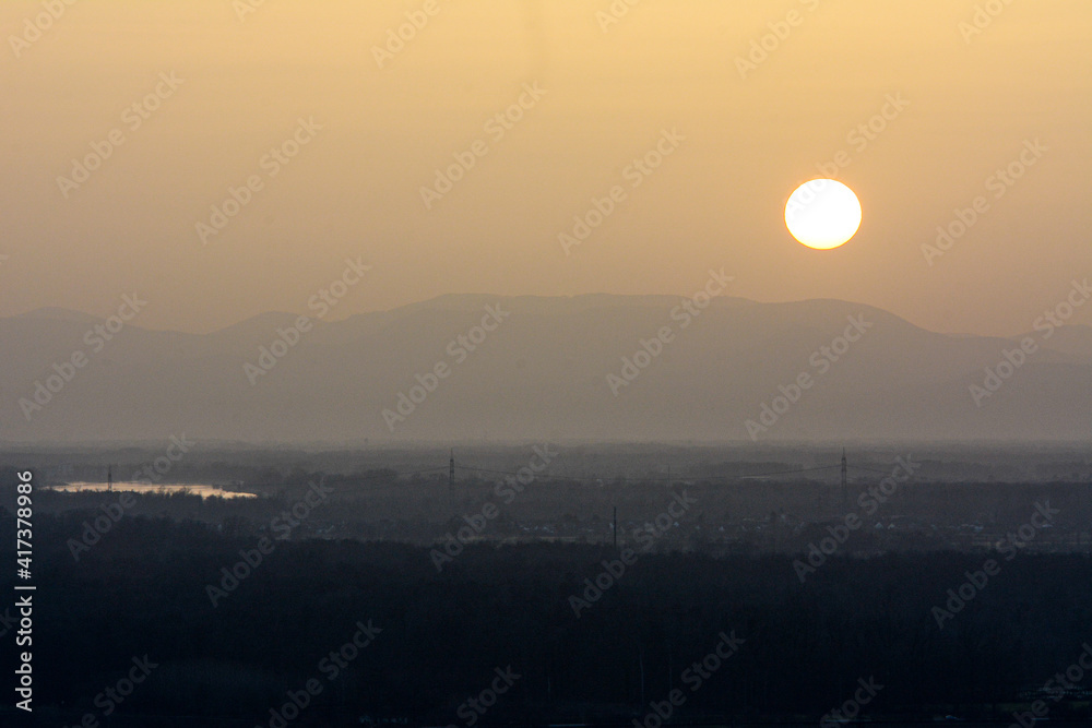 Sonnenuntergang im Rheintal mit Saharastaub