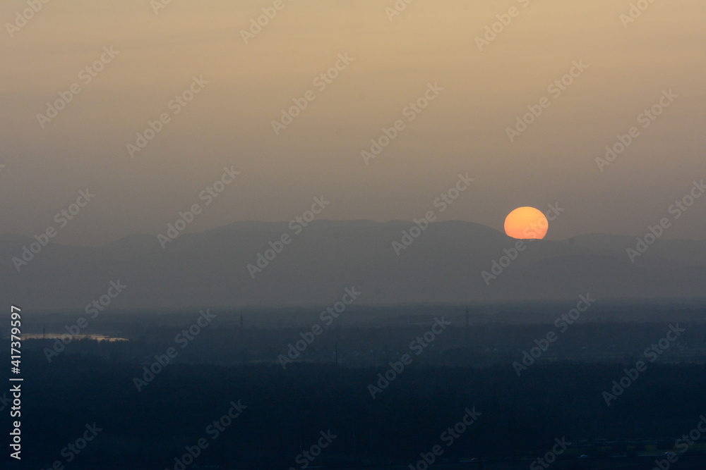 Sonnenuntergang im Rheintal mit Saharastaub