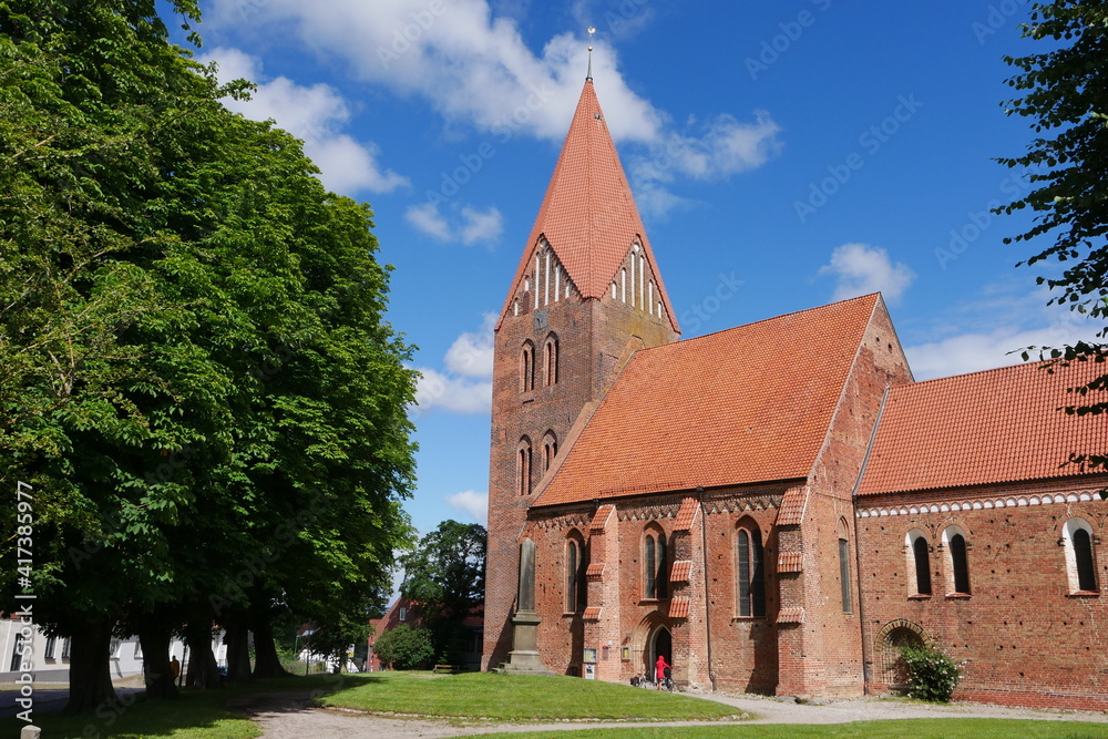 Fototapeta premium Marienkirche in Klütz - Backsteinkirche Backsteingotik