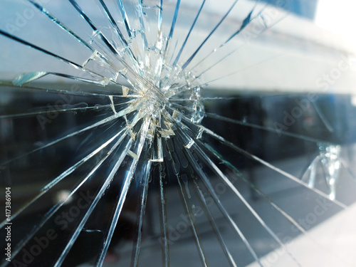 URBAN GLASS BREACK - Vitrine cassée