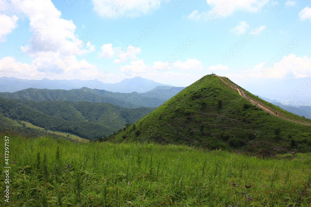 飯盛山（長野県）　長野県平沢にあるご飯茶碗をひっくり返したような形の山。山の向こうには南アルプスが見え、天気が良ければ富士山も見ることができる。