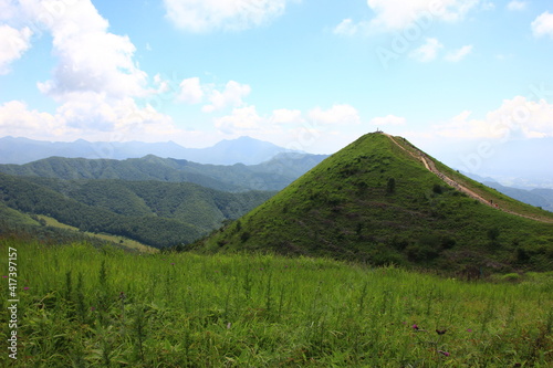 飯盛山（長野県） 長野県平沢にあるご飯茶碗をひっくり返したような形の山。山の向こうには南アルプスが見え、天気が良ければ富士山も見ることができる。