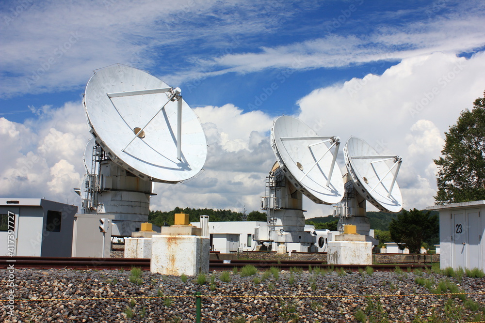 野辺山宇宙電波観測所。　宇宙に向けられたたくさんの電波望遠鏡が整然と並ぶ。かつて巨大ブラックホールを発見したことも。