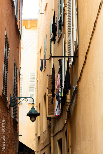Narrow alley in town, Nice, Alpes-Maritimes, France © Agnieszka