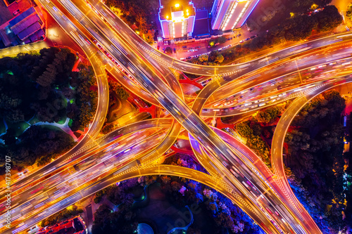 Tela Aerial view of buildings and highway interchange at night in Shanghai,China