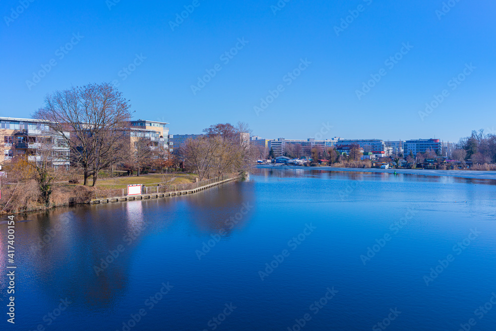 Fototapeta premium Berlin Köpenick, Baumgarteninsel, Krusenick, Spree Müggelspree Berliner Gewässer Spreearm Spreekanal Kanal Köpenicker Wasserlandschaft Wohnen am Wasser Neubauten Immobilien Immobilienmarkt Natur Leben