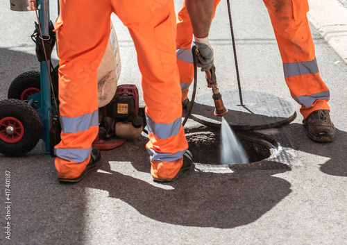 disinfestation cockroaches in the sewer system with spraying of pyrethroid insecticides.