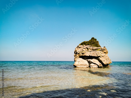 Fotografie Monument rock in shallow sea waters