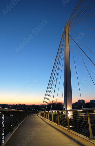 twilight - french-german footbridge - Strasbourg © Jonathan Stutz