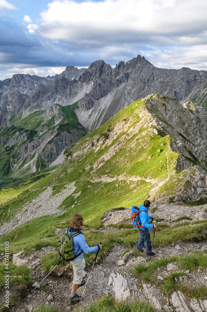 Bergwanderer beim Abstieg im alpinen Gelände