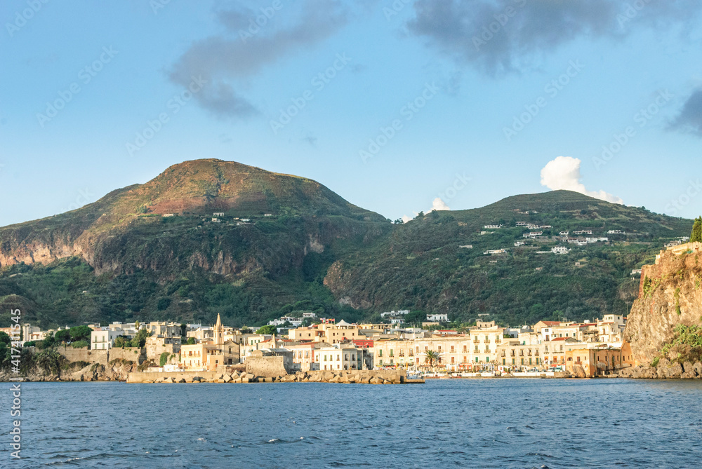 Ausblick auf Lipari-Stadt, Hauptort der Äolischen Inseln vor Sizilien