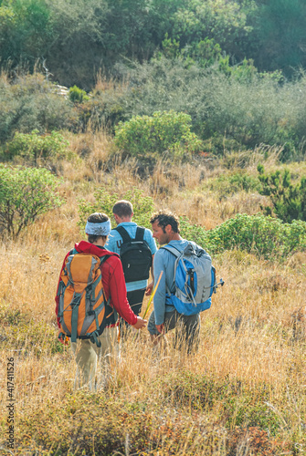Wandergruppe unterwegs in der hügeligen Maccia-Landschaft rund um Lipari-Stadt