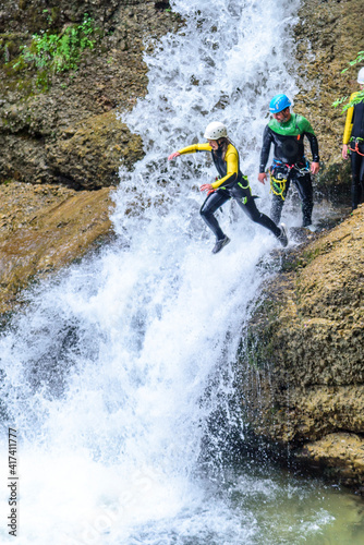Mutiger Sprung in einen Wasserfall beim Canyoning © ARochau