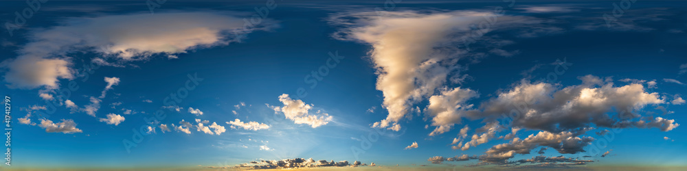 Obraz premium Nahtloses Panorama mit blauem Abendhimmel 360-Grad-Ansicht mit schönen Wolken, untergehender Sonne - zur Verwendung in 3D-Grafiken als Himmelskuppel oder zur Nachbearbeitung von Drohnenaufnahmen 