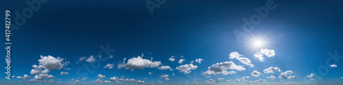  Nahtloses Panorama mit leicht bewölktem Himmel - 360-Grad-Ansicht mit schönen Cumulus-Wolken zur Verwendung in 3D-Grafiken als Himmelskuppel oder zur Nachbearbeitung von Drohnenaufnahmen 