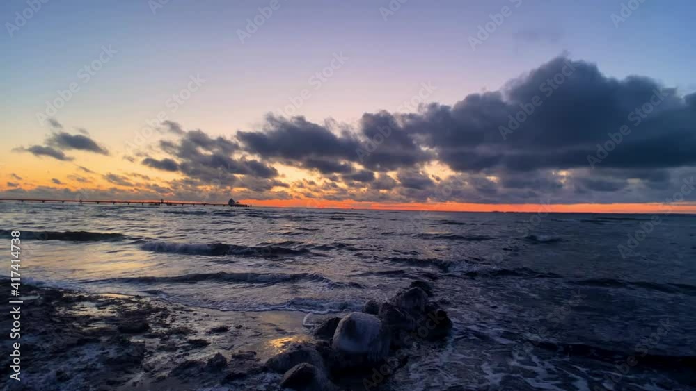 Sonnenaufgang am Ostseestrand bei Grömitz im Winter, Grömitz, Schleswig Holstein, Deutschland
