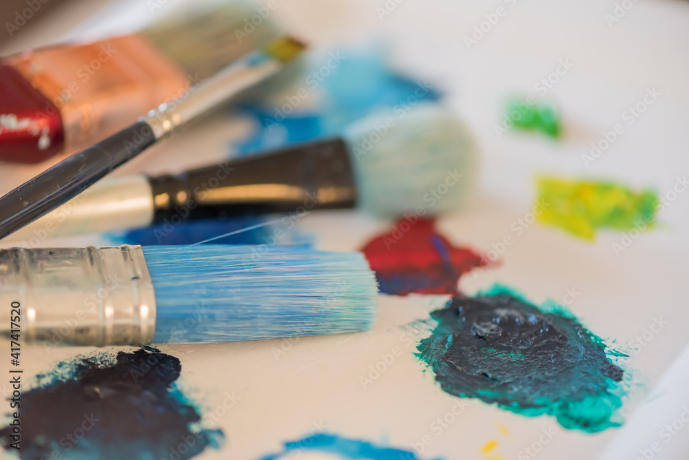 Fototapeta premium Closeup acrylic painting dirty messy brush with color