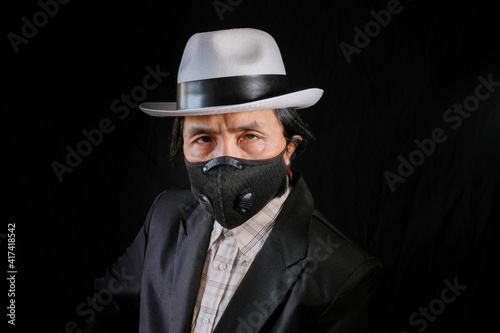 Portrait d'un homme masqué © sayphoto