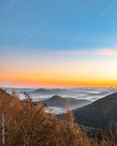 Nebliges Bergtal bei Sonnenaufgang © Fabian