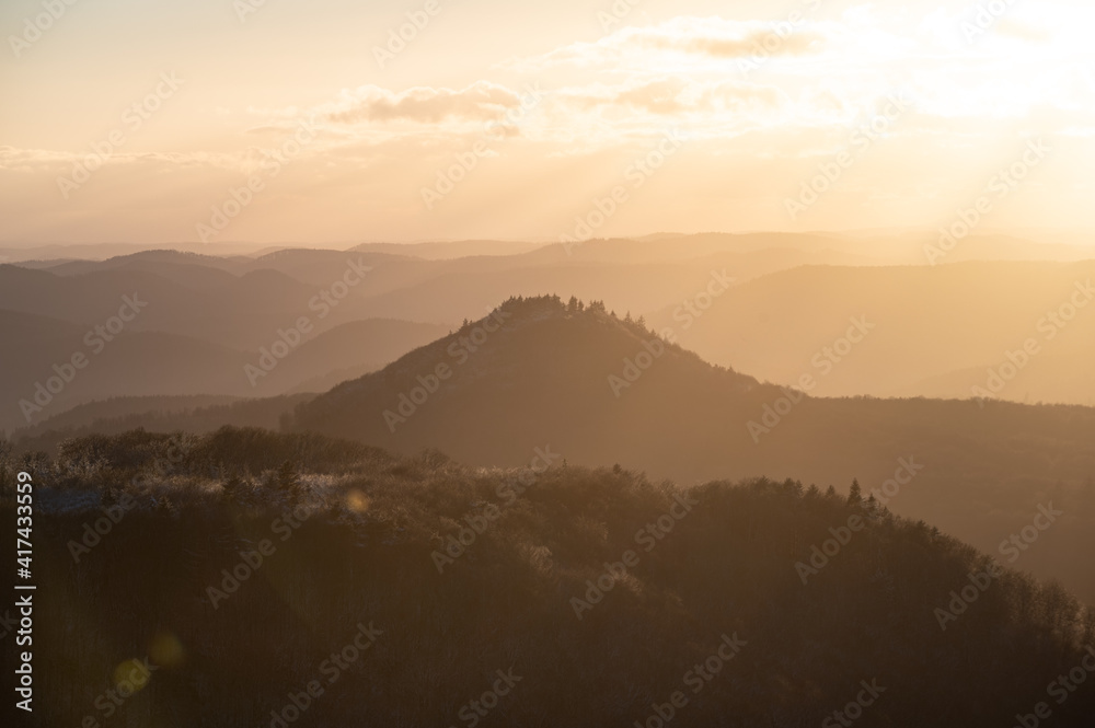 Einsamer Berg im Sonnenuntergang mit etwas Nebel Einsamer Berg im Sonnenuntergang mit etwas Nebel