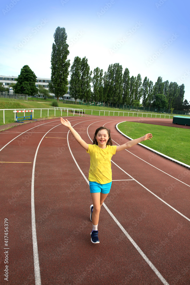 Obraz premium Little girl have fun on the stadium