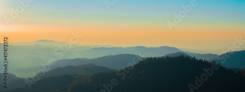 Atemberaubendes Panorama von Sonnenuntergang und Landschaft im Schwarzwald an dem Aussichtspunkt Roßbühl Zuflucht Oppenau / Oppenauer Steige