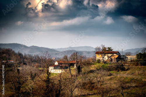 Fototapeta Naklejka Na Ścianę i Meble -  an abandoned country house in a bleak landscape of the Italian countryside