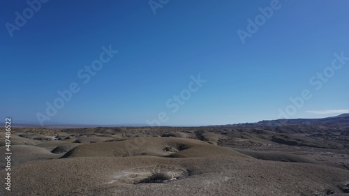 Terreno desértico en un día despejado