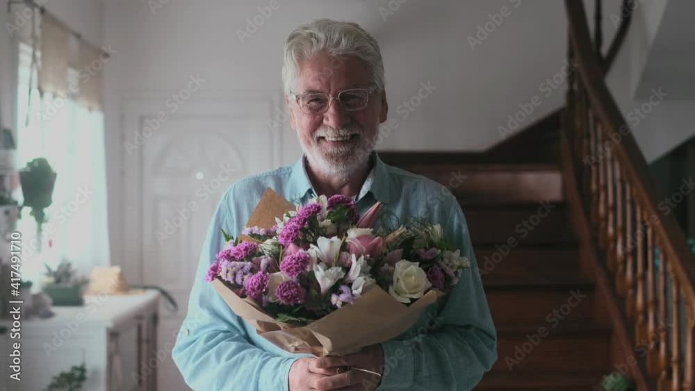 Portrait of one happy and cute old man holding flowers to give to his wife or girlfriends. Senior looking at the camera at home having fun with gift or presents for Valentines day
Portrait of one happy and cute old man holding flowers to give to his wife or girlfriends. Senior looking at the camera at home having fun with gift or presents for Valentines day