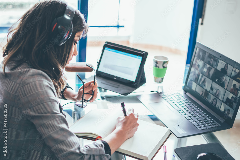 Joven empresaria teletrabajandodesde la oficina de su casa. . Trabajando en el concepto de casa Joven empresaria teletrabajandodesde la oficina de su casa. . Trabajando en el concepto de casa