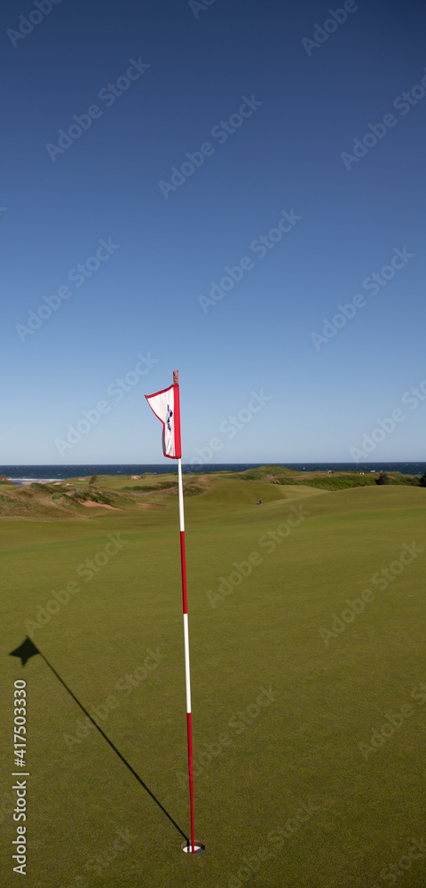 Obraz premium golf flag overlooking the ocean 