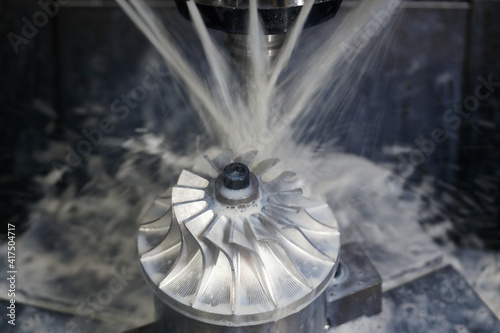 Foto turbine wheel milling process with coolant