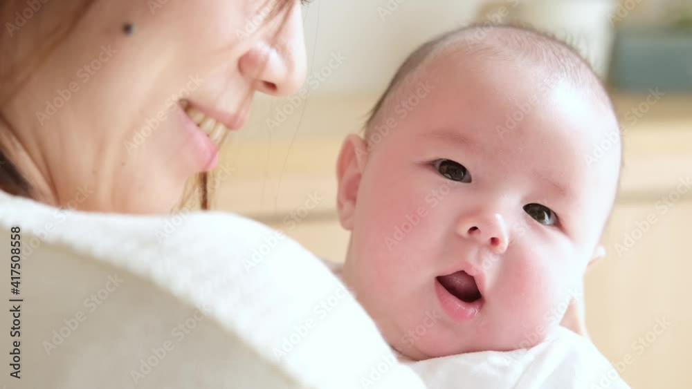 赤ちゃんを抱えるお母さん 赤ちゃんを抱えるお母さん