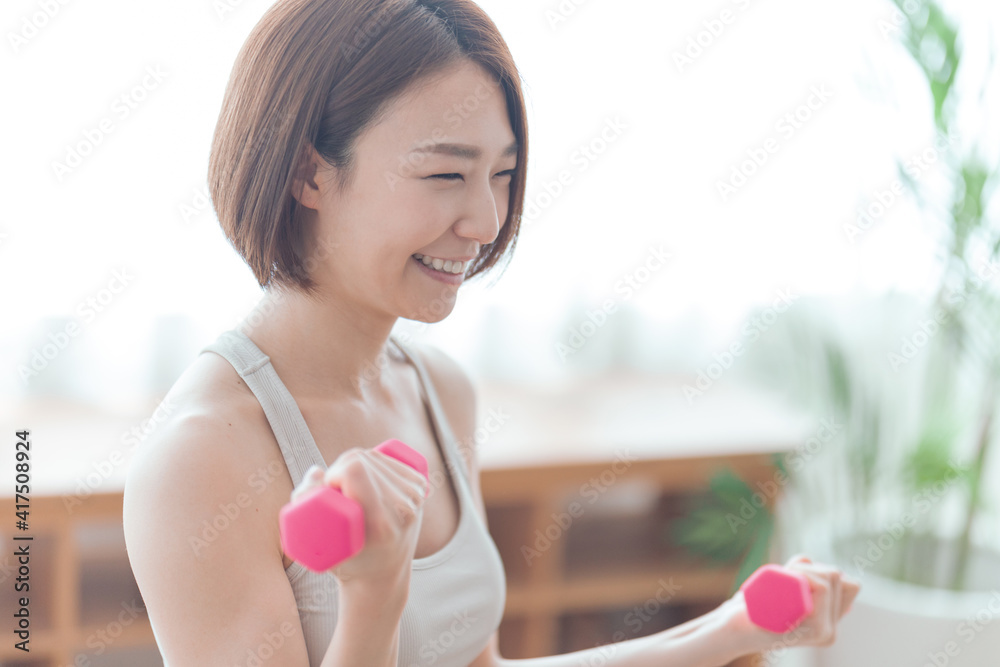 ダンベルを持つ女性