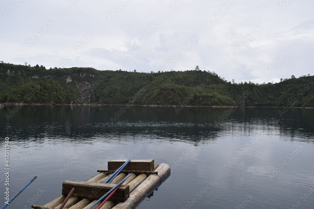 Lago tranquilo con bote rustico Lago tranquilo con bote rustico