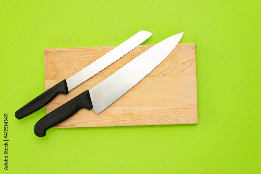 tabla de cocinar y cuchillo de pan y cuchillo chef, sobre fondo verde, comida saludable, utensilios de cocina del hogar, vida saludable, artículos de restaurante