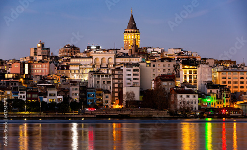 Evening view of Yeni Mosque and Galata Bridge in Istanbul, Turkey