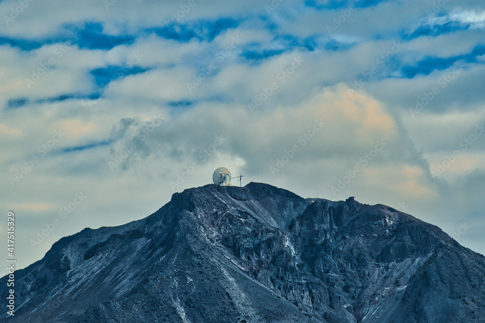 Volcan con gran observatorio milimétrico en la cumbre