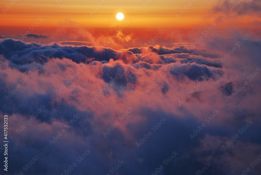 雲海に沈む夕日
