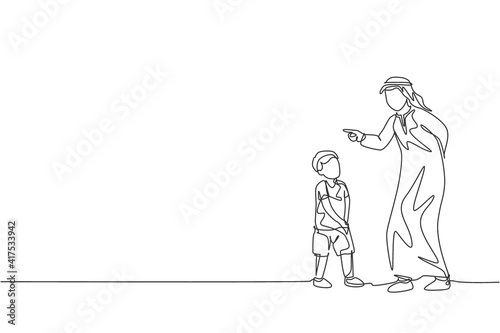 One continuous line drawing of young Islamic father talk and give wise advise to his son not to lie. Happy Arabian loving parenting family concept. Dynamic single line draw design vector illustration