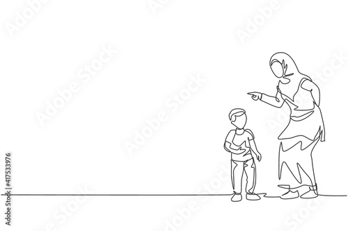 One single line drawing of young Islamic mother talk to her son and reprimand about his attitude vector illustration. Happy Arabian muslim family parenting concept. Modern continuous line draw design