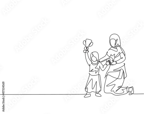 Single continuous line drawing of young Arabian mom proud of her daughter's achievement win the trophy. Islamic muslim happy family motherhood concept. Trendy one line draw design vector illustration